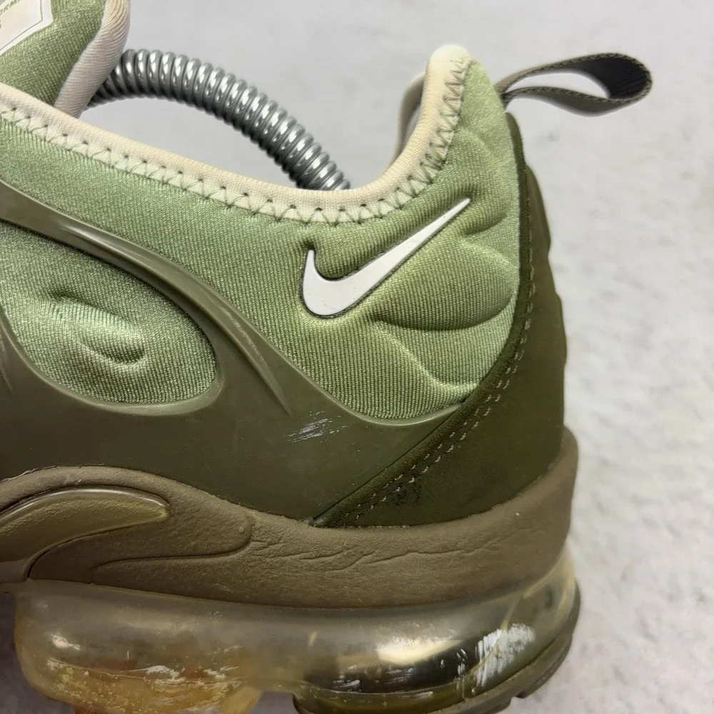 Nike Air Vapormax Plus Shoes Mens Size 10 Green Cushioned Sneakers FD0779-386